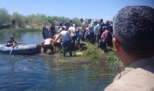 Çocuklarını kurtarmaya çalışan baba boğuldu
