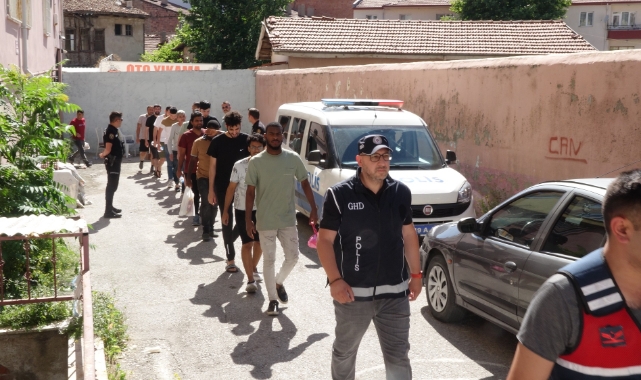 Çorum'da 60 kaçak göçmen yakalandı