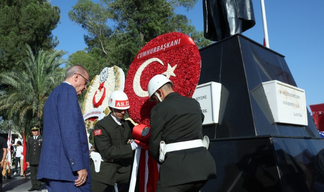 Cumhurbaşkanı Erdoğan, KKTC'de Atatürk Anıtı'na çelenk bıraktı
