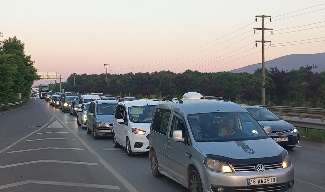 D-100’de 3 araç kaza yaptı