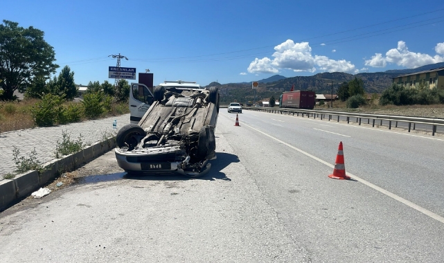 D100’de bariyerlere çarpan otomobil takla attı