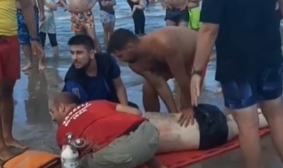 Denize giren 2 kişi boğulmaktan kurtarıldı