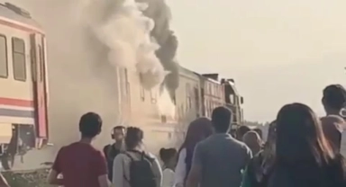 Denizli'de faciadan dönüldü! Yolcu dolu tren alev alev yandı