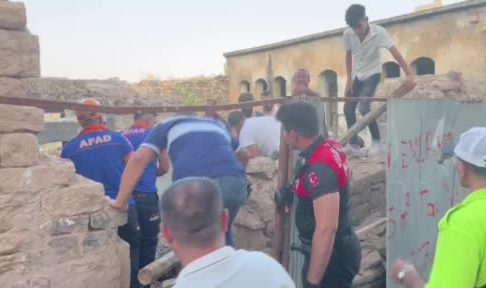 Depremde hasar alan metruk bina çöktü
