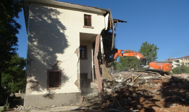 Depremde hasar alan valilik binası yıkılıyor