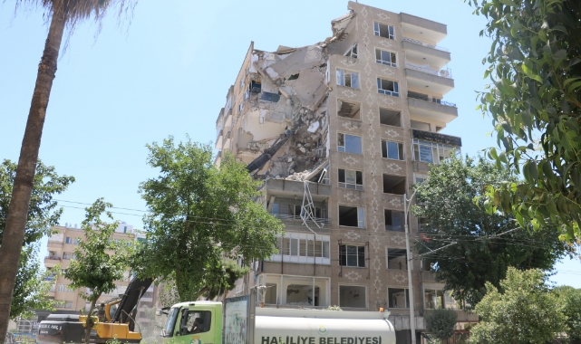 Depremde hasar gören binalar yıkılıyor