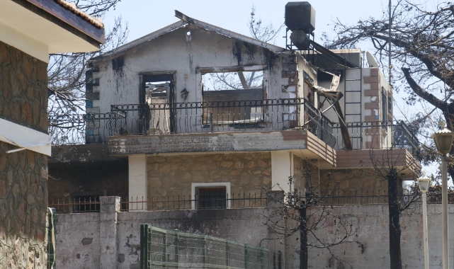 Depremin yıkamadığı evleri yangın yerle bir etti
