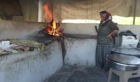 Depremzede kadınların tandır başında zorlu mesaisi