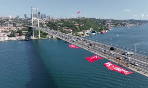 Dev Türk bayrağı 15 Temmuz Şehitler Köprüsü’ne asıldı