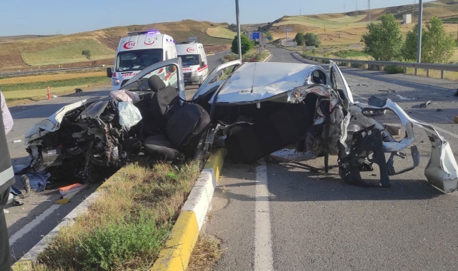 Devrilen otomobil refüje çıktı! 2 ölü
