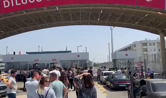 Dilucu Sınır Kapısı'nda cep telefonlarını kayıt altına aldırma kuyruğu