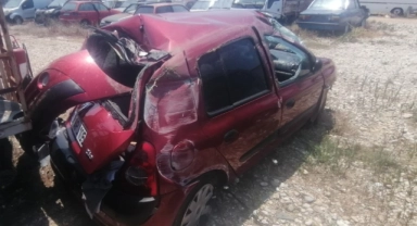 Direksiyon hakimiyetini kaybeden araç ağaca çarptı