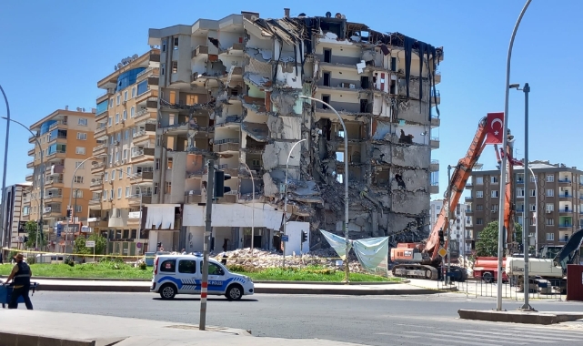 Diyarbakır'da 6 katlı bina yıkım sırasında çöktü