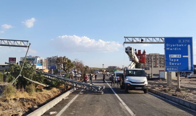 Diyarbakır’da damperi açık kamyon direği devirdi