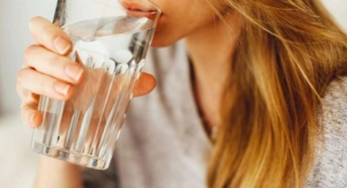Diyetisyen uyardı: 'Günlük en az 2,5 litre su tüketin'
