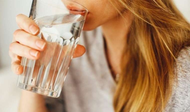Diyetisyen uyardı: 'Günlük en az 2,5 litre su tüketin'