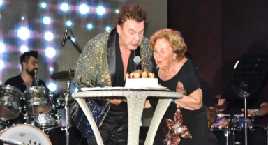 Doğum gününü sahnede kutladı