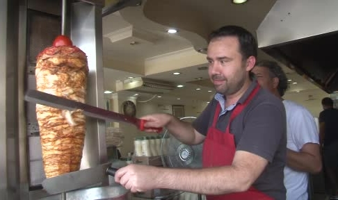 Döner ustaları ve ocakbaşında çalışanların zorlu mesaisi