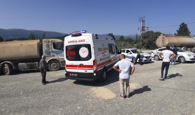 Dorseden çıkan tahta parçası kamyon sürücüsüne çarptı