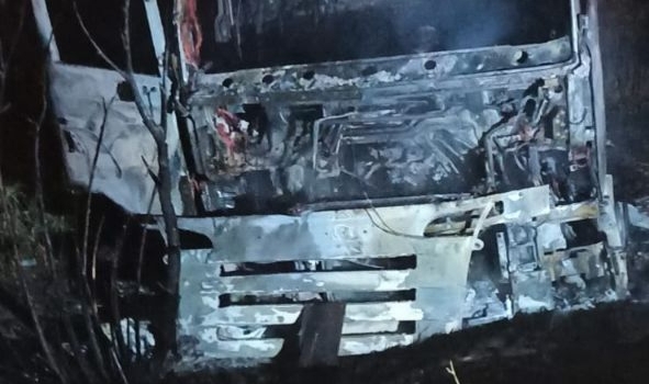 Dorsesi devrilen tır alev aldı: 2 yaralı