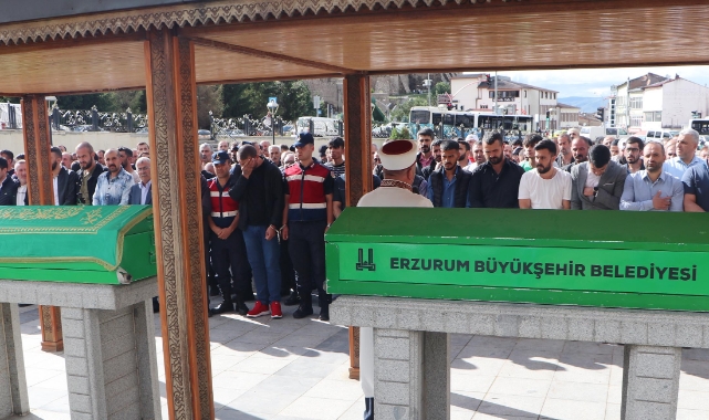 Düğün dönüşü kazada ölen baba - oğul defnedildi