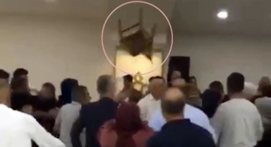 Düğün salonunda sandalyeler havada uçuştu!
