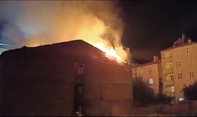 Elazığ’da hasarlı binada korkutan yangın