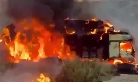 Elektrik kablolarına takılan kamyon küle döndü