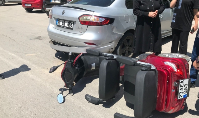 Elektrikli motosiklet otomobile çarptı: 1 yaralı