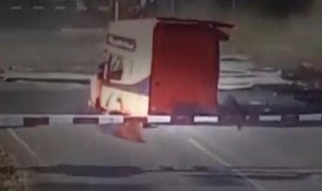 Endonezya'da yolcu treni tırı biçti