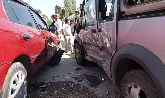 Erciş’te otomobille kamyonet çarpıştı: 3 yaralı