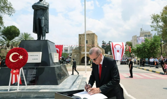Erdoğan, Lefkoşa Atatürk Anıtı'nı ziyaret etti