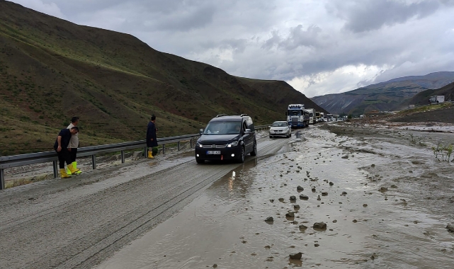 Erzincan-Sivas kara yolu ulaşıma kapandı