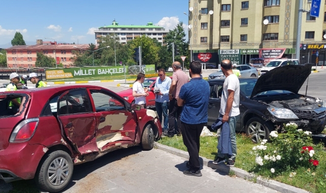 Erzurum'da otomobiller kafa kafaya çarpıştı!