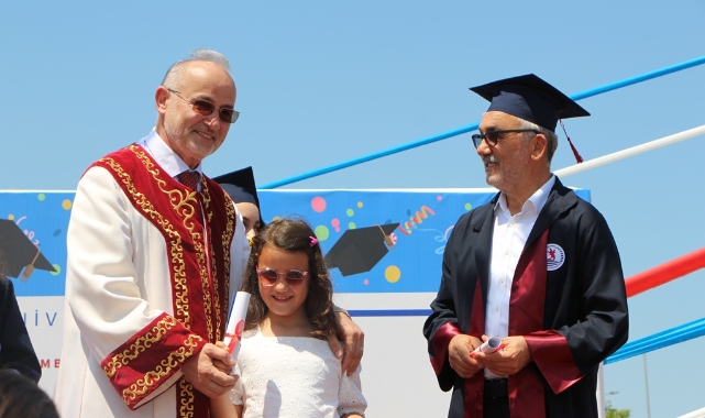 Eski OMÜ Rektörü Bilgiç, Hukuk Fakültesi'nden mezun oldu