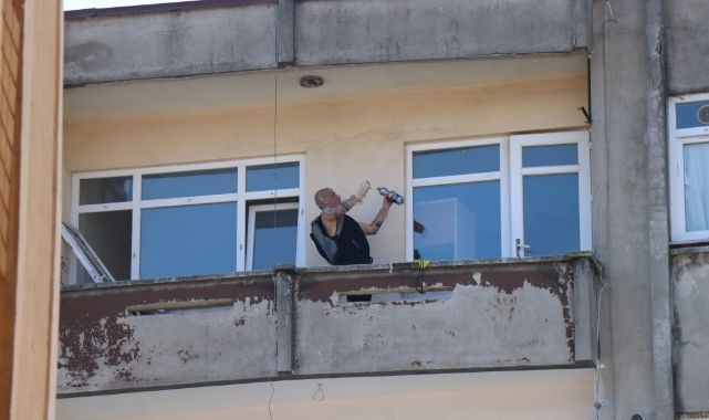 Eski polis kız arkadaşını rehin almıştı, tutuklandı
