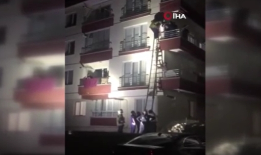 Evde uyuya kalan genç ekipleri seferber etti