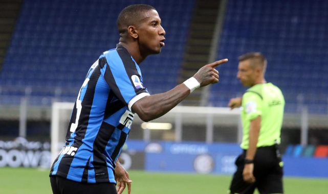 Everton, 38 yaşındaki Ashley Young'ı transfer etti
