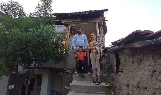Evleri yıkılan aile çocukları ile sokakta kaldı