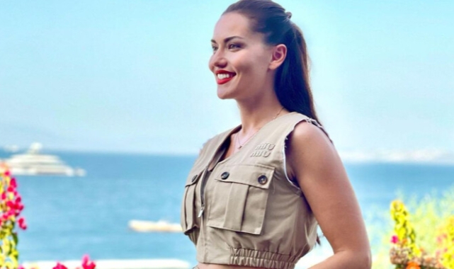 Fahriye Evcen süper mini giydi