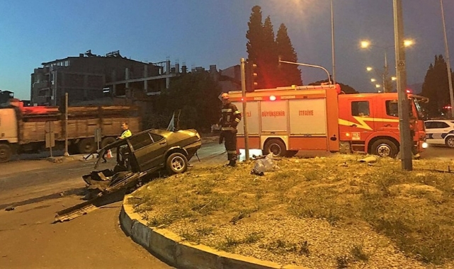 Feci kazada otomobil ikiye ayrıldı!