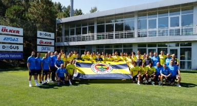 Fenerbahçeli futbolcular 'Dünya Fenerbahçeliler Günü'nü kutladı