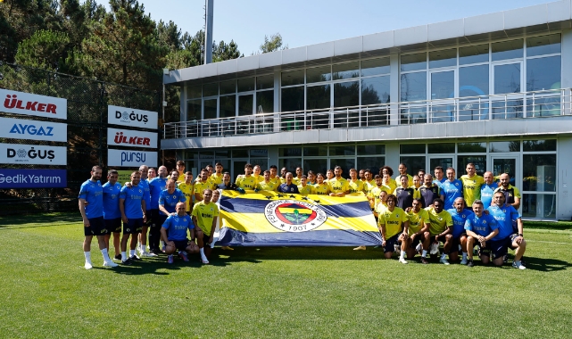 Fenerbahçeli futbolcular 'Dünya Fenerbahçeliler Günü'nü kutladı