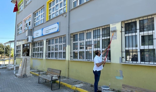 Fırçayı eline alan gönüllüller okulları boyadı