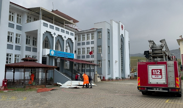 Fırtına ağaçları devirdi, çatıları uçurdu