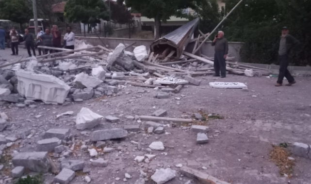 Fırtına, caminin minaresini yıktı