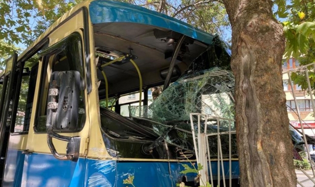 Freni boşalan minibüs demir parmaklıklara çarptı!  6 yaralı