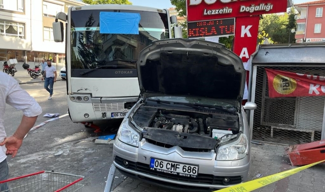 Freni boşalan servis aracı 3 otomobile çarptı