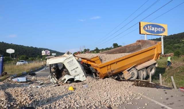 Freni patlayan taş yüklü kamyon yola uçtu!