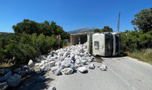 Gediz’de yüklü kamyon kaza yaptı, 1 yaralı